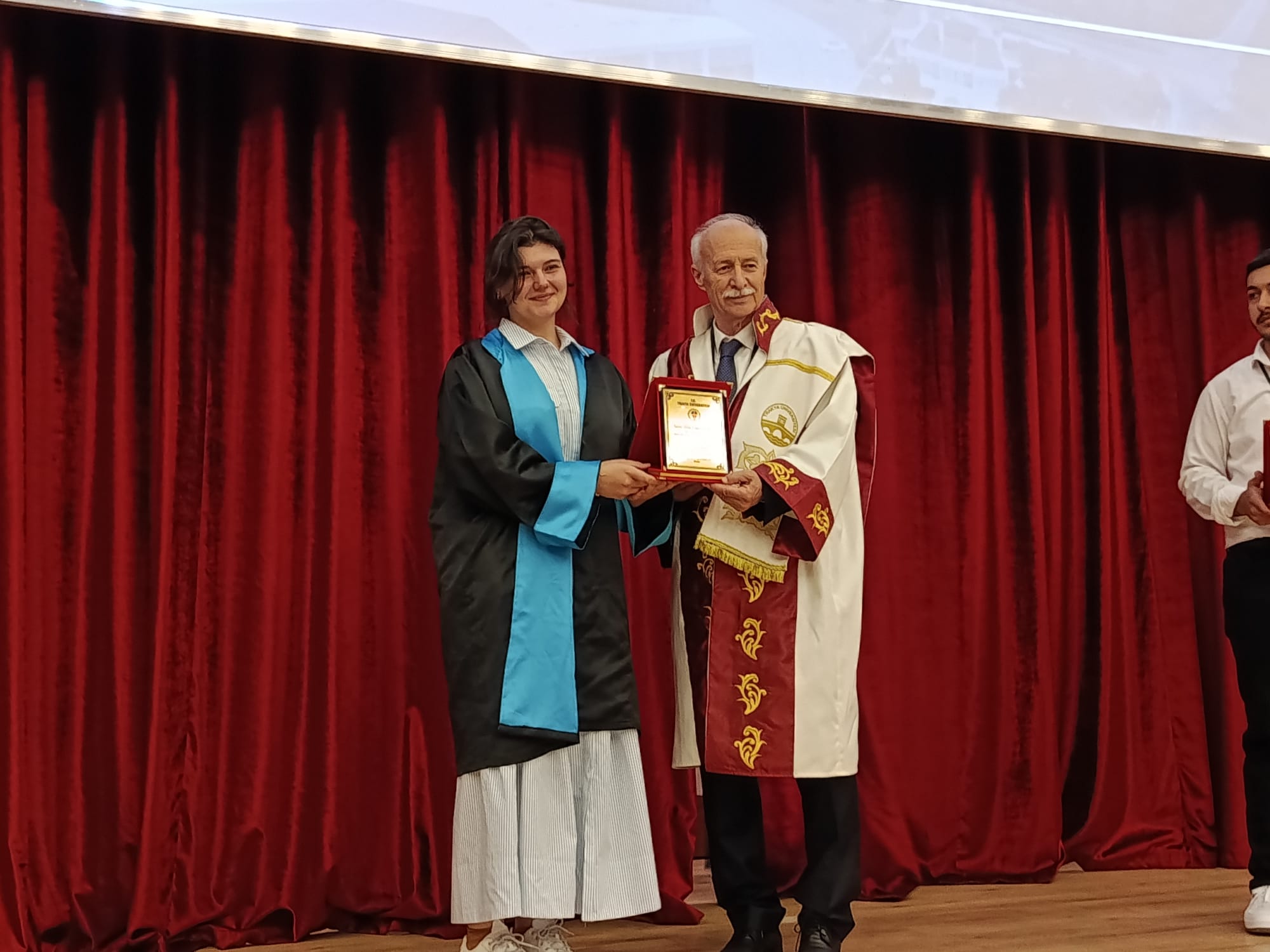 Trakya Üniversitesi Edirne Teknik Bilimler Meslek Yüksekokulu'nun 2025-2026 akademik yılı mezuniyet töreni, Balkan Kongre Merkezi’nde coşkuyla gerçekleştirildi.